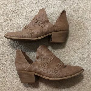 Size 8.5 universal thread tan booties